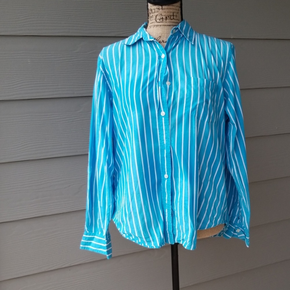 Boue and white stripped polo shirt